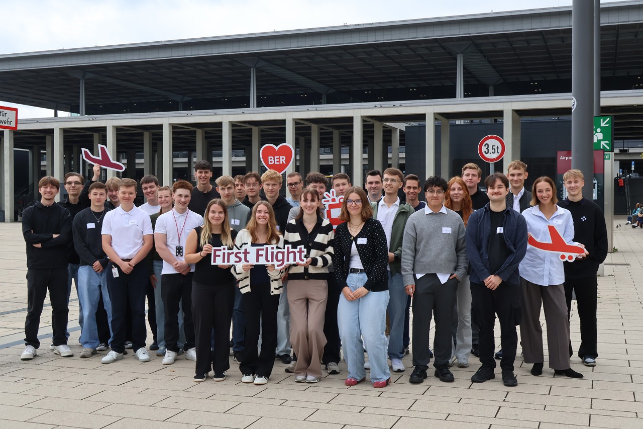 Gruppenfoto mit jungen Menschen auf einem großen Platz