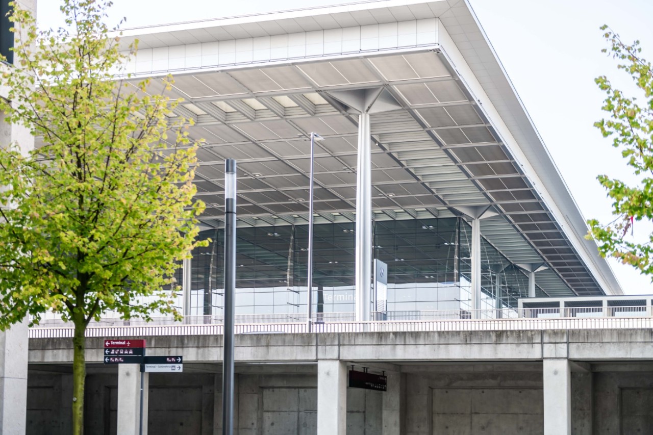The terminal roof seen from Willy-Brandt-Platz. There are lime trees in front of it.