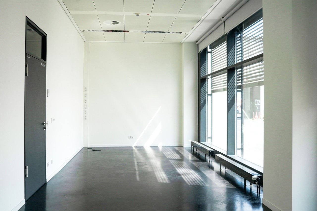 Leerer Büroraum in Flughafenumgebung