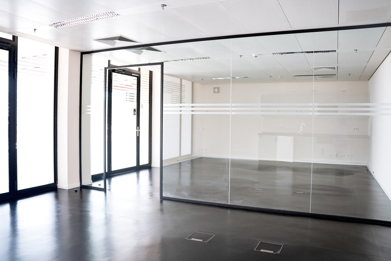 Leerer Büroraum in Flughafenumgebung