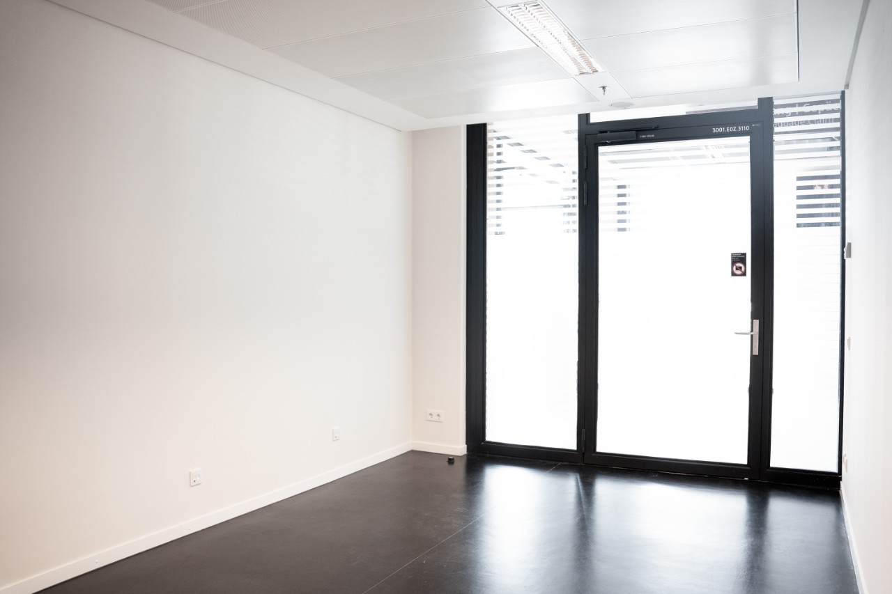 Leerer Raum mit Glastür, undurchsichtig