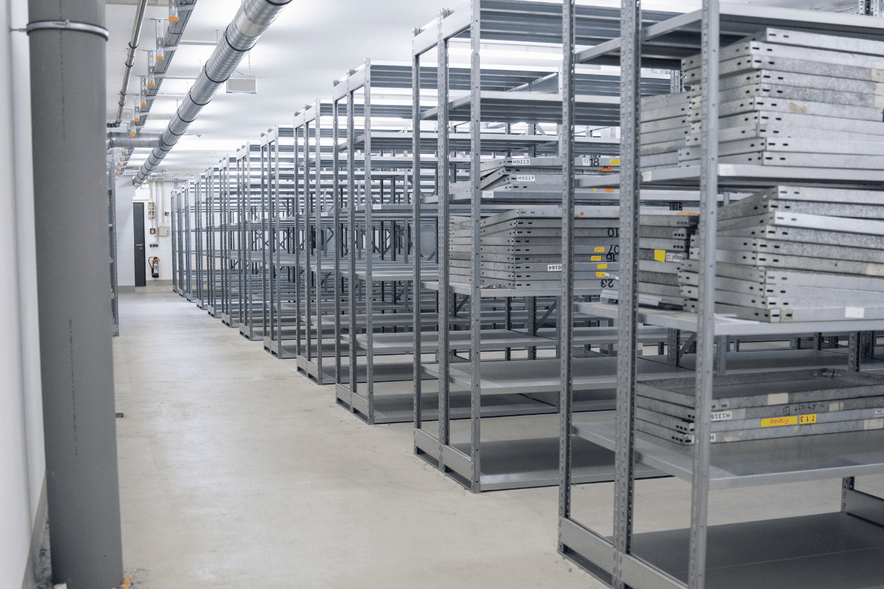 Archivraum mit leeren Regalen