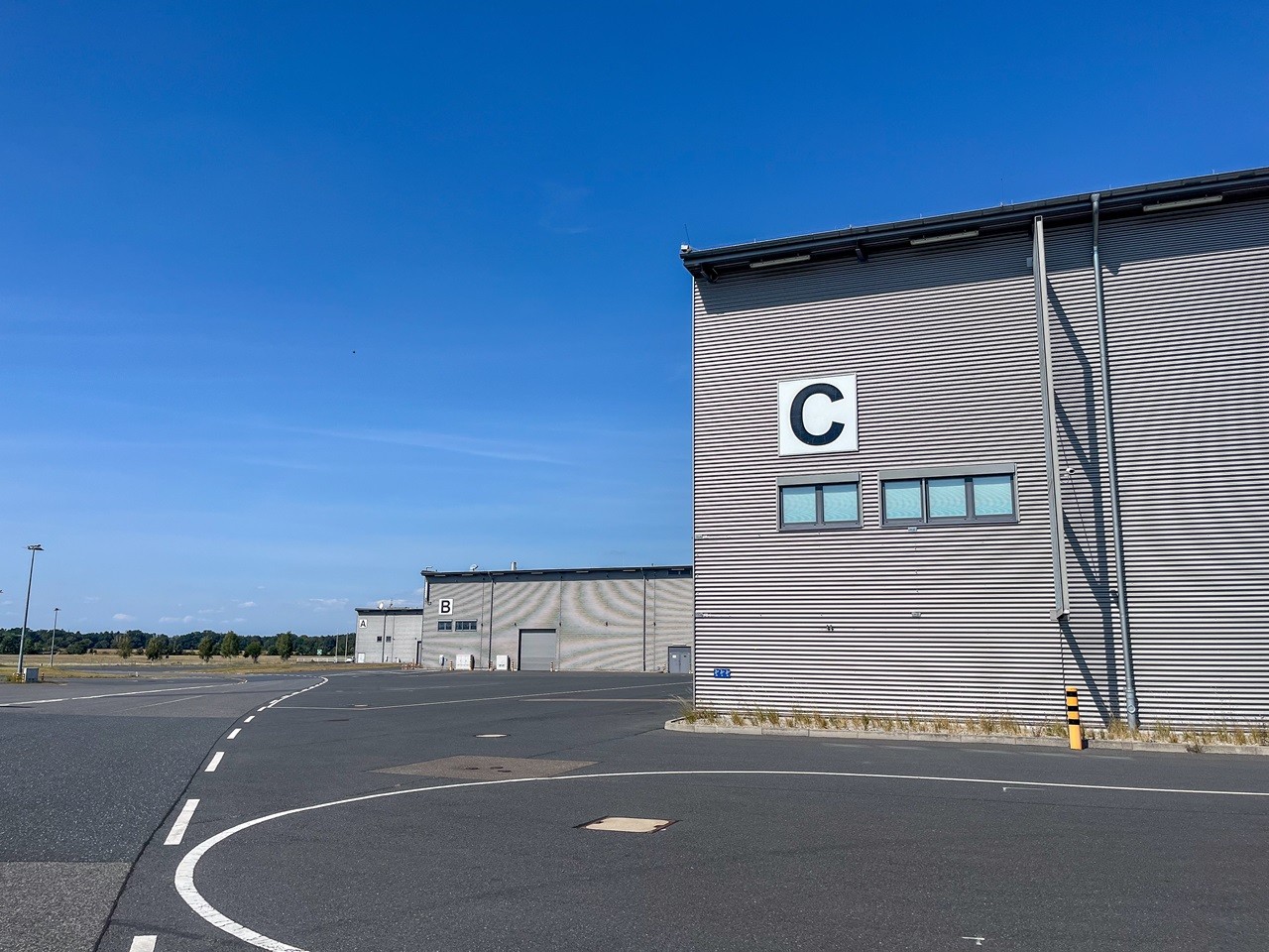 Zwei graue Messehallen angeschnitten in der Außenansicht