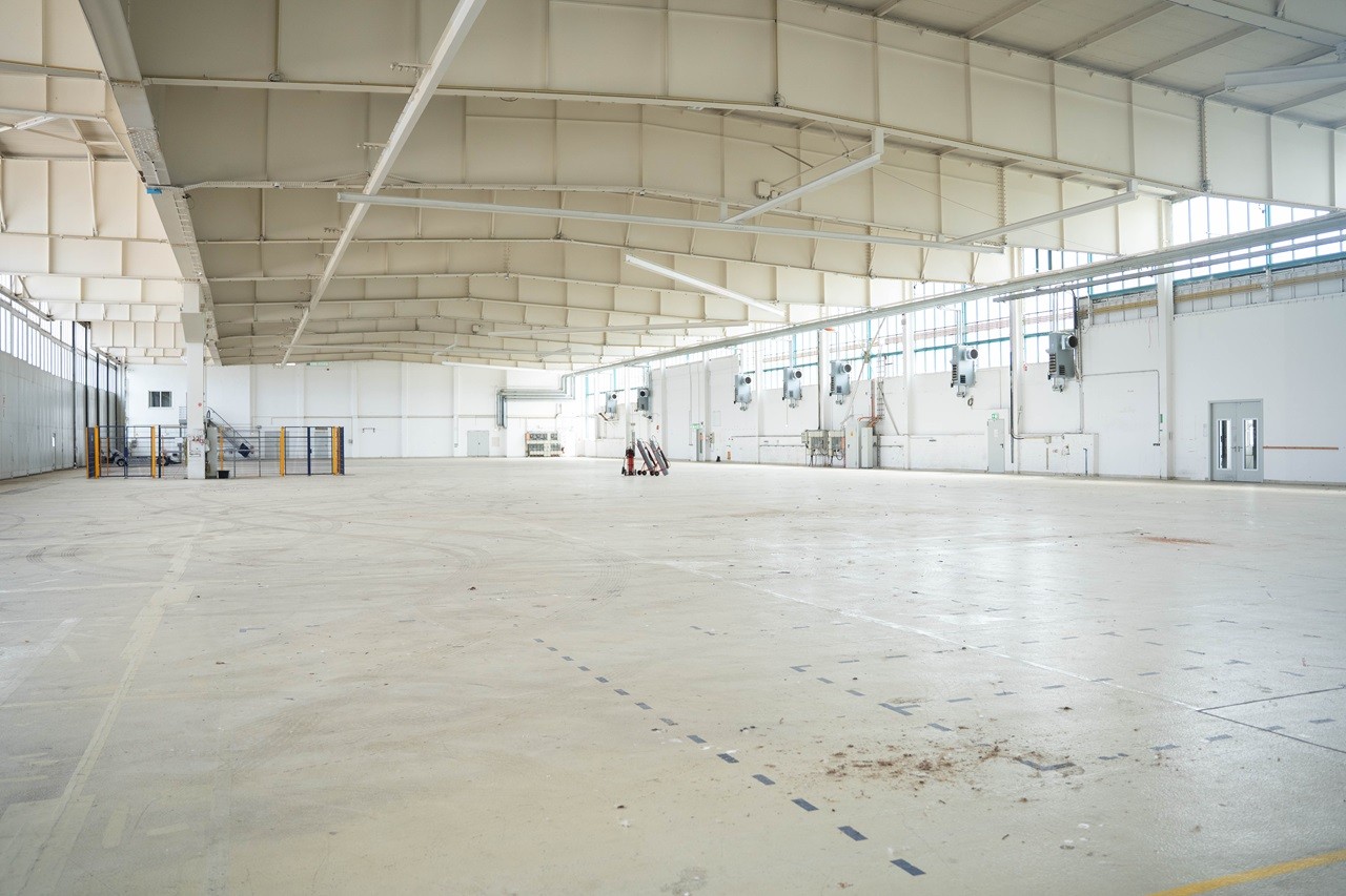 Leerer, heller Flugzeughangar