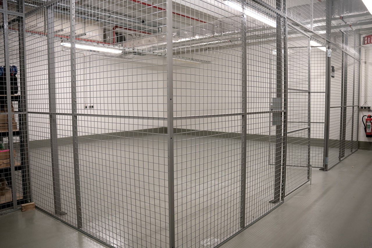 Leerer Lagerraum mit Gittern versehen