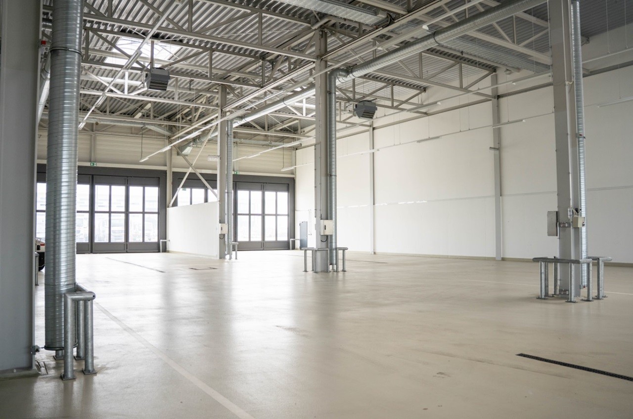 Leere Industriehalle für Fahrzeuge und Geräte zum Abstellen