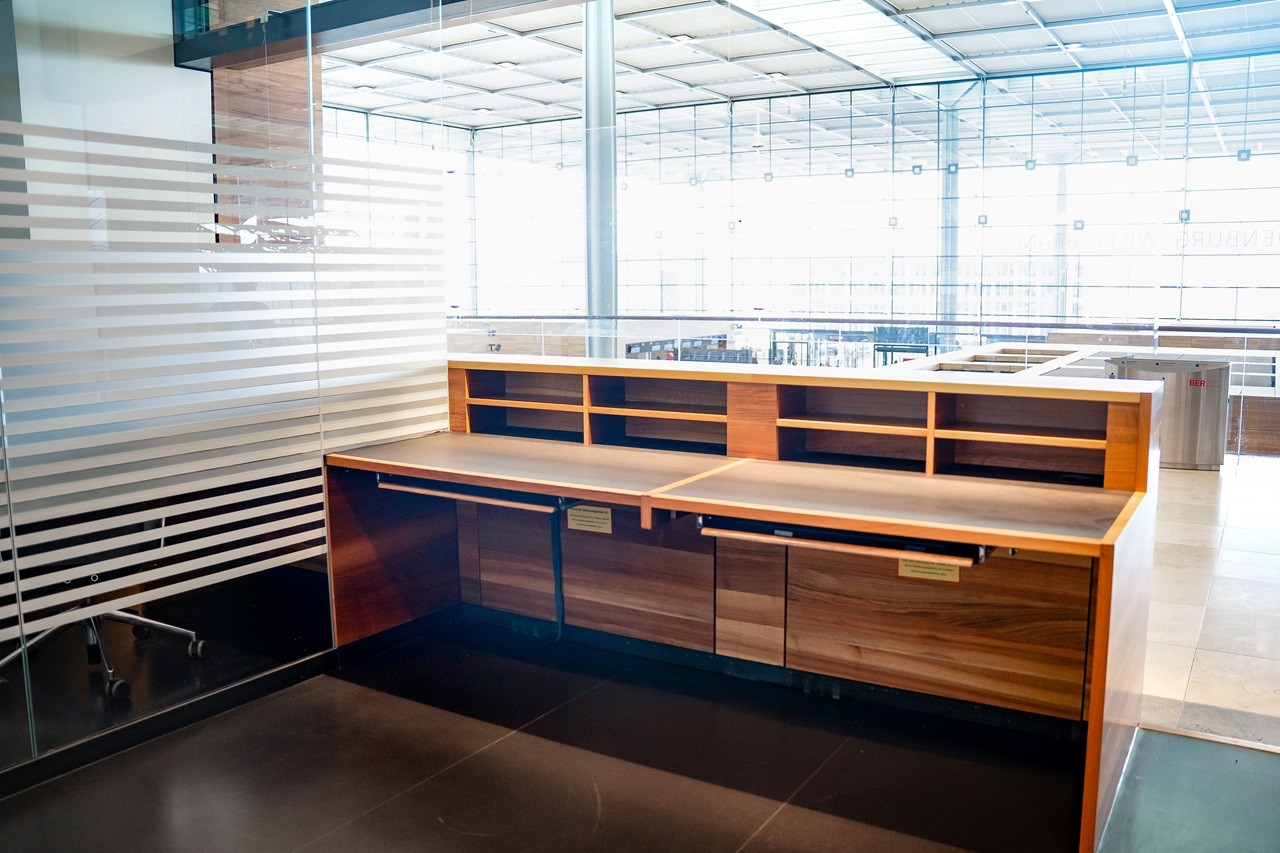 Ticketcounter am Flughafen mit Innenansicht