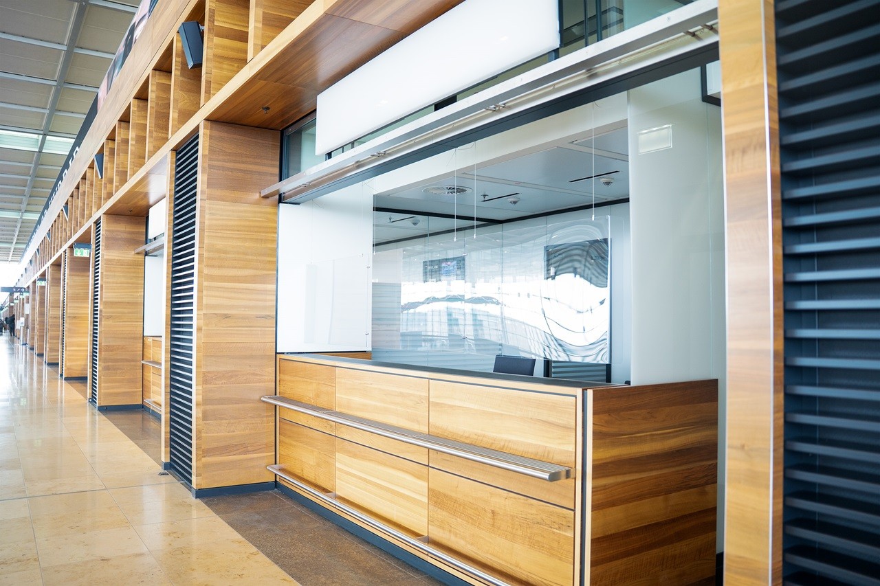 Ticketcounter am Flughafen mit Außenansicht 