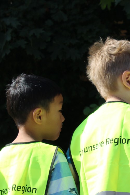 Kinder in Turnhalle