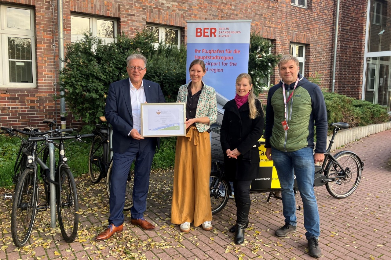 Chief Human Resources Officer Michael Halberstadt, ADFC staff member Carolin Kruse, FBB Bicycle Officer Stephanie Brandt and Kai Johannsen from Environmental Management (from left)