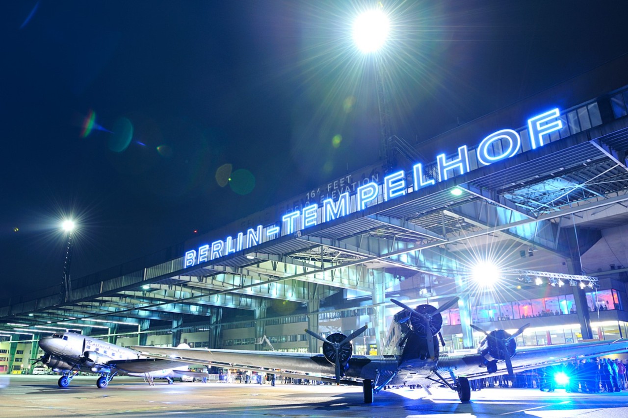 2 aircraft on the apron of THF Airport on the evening of 30 October 2008. The THF lettering and the roofed apron are illuminated.
