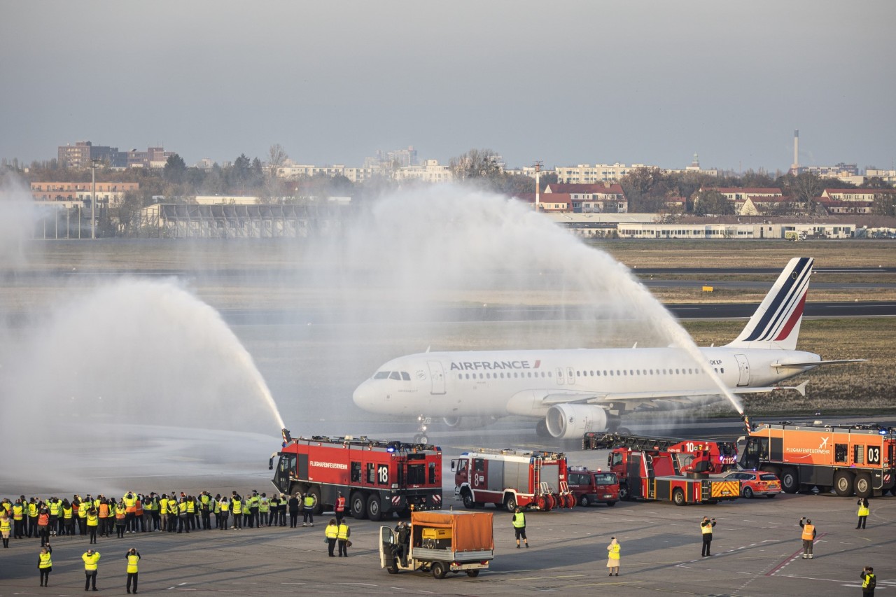 Water fountains from the fire brigade for the last aircraft, an Air France, which took off from TXL.