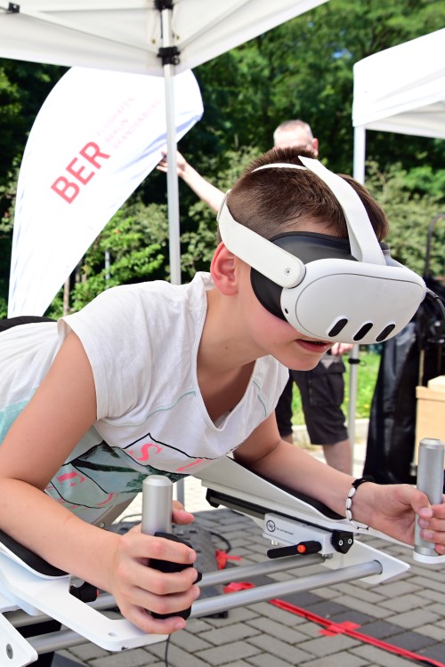 Kind mit Virtual Reality Brille auf dem Kopf