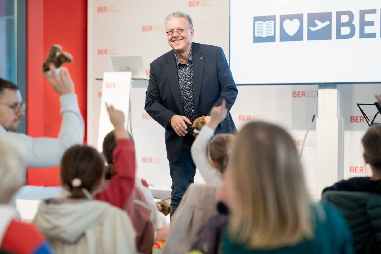 Mr. Halberstadt (Managing Director of Human Resources at Flughafen Berlin Brandenburg GmbH) opens Reading Day at BER. © FBB
