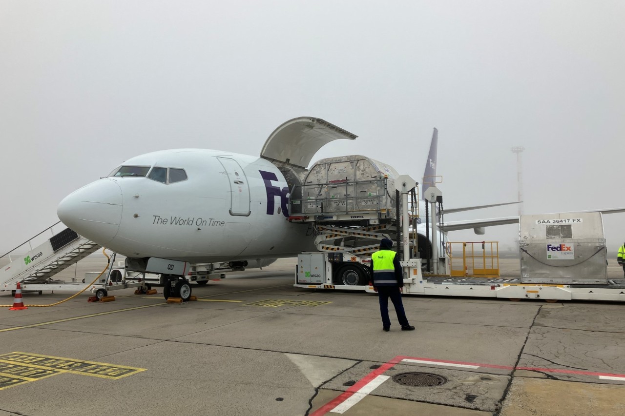 FedEx Flugzeug auf dem Vorfeld, Laderampe ist geöffnet und wird beladen