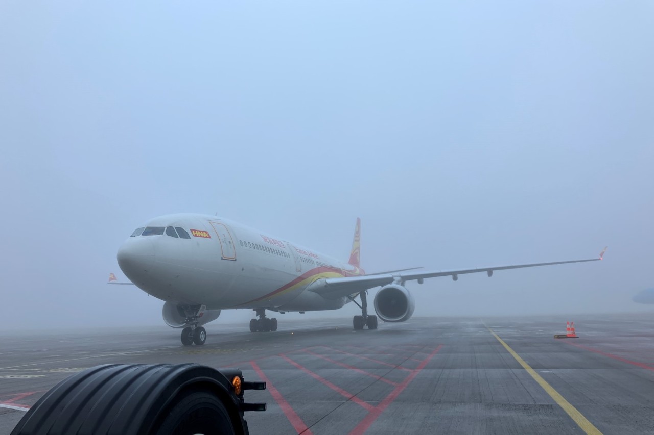 Ein Flugzeug der Hainan Airline auf dem nebligen Vorfeld