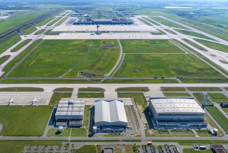 Aerial view of both runways at BER