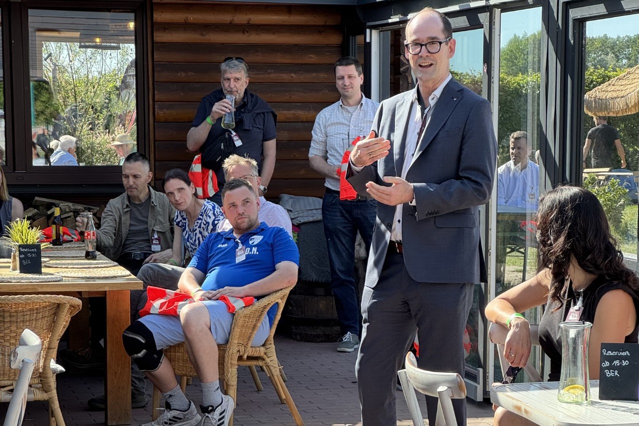 Airport Managing Director Axel Eschment welcomes the guests