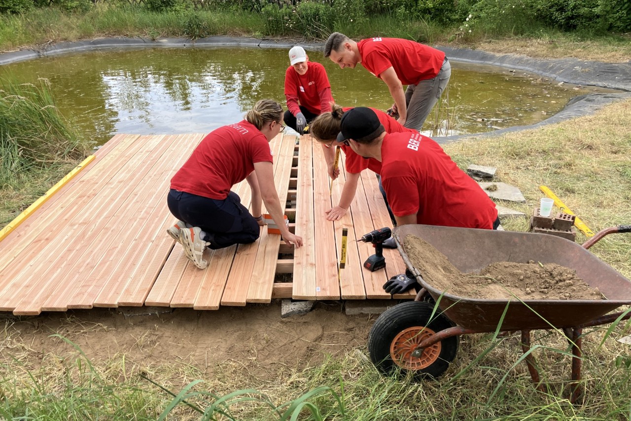 People are working on a raft