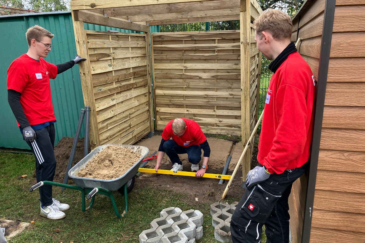 People are building a garden shed