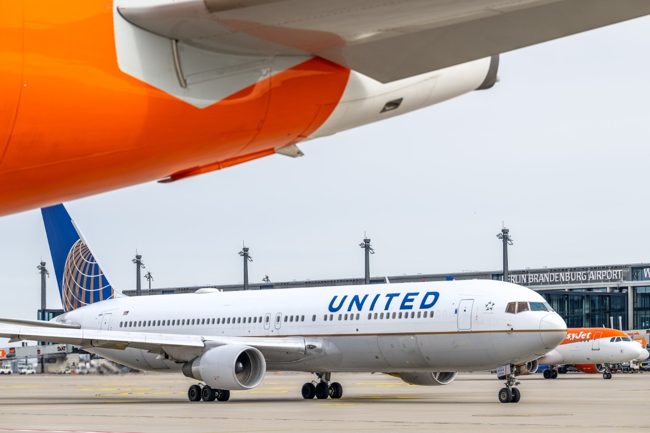 United aircraft in front of the terminal building