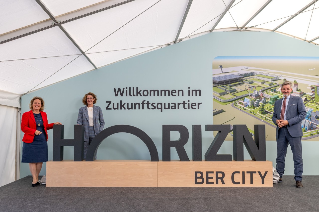 Group photo next to the HORIZN sign