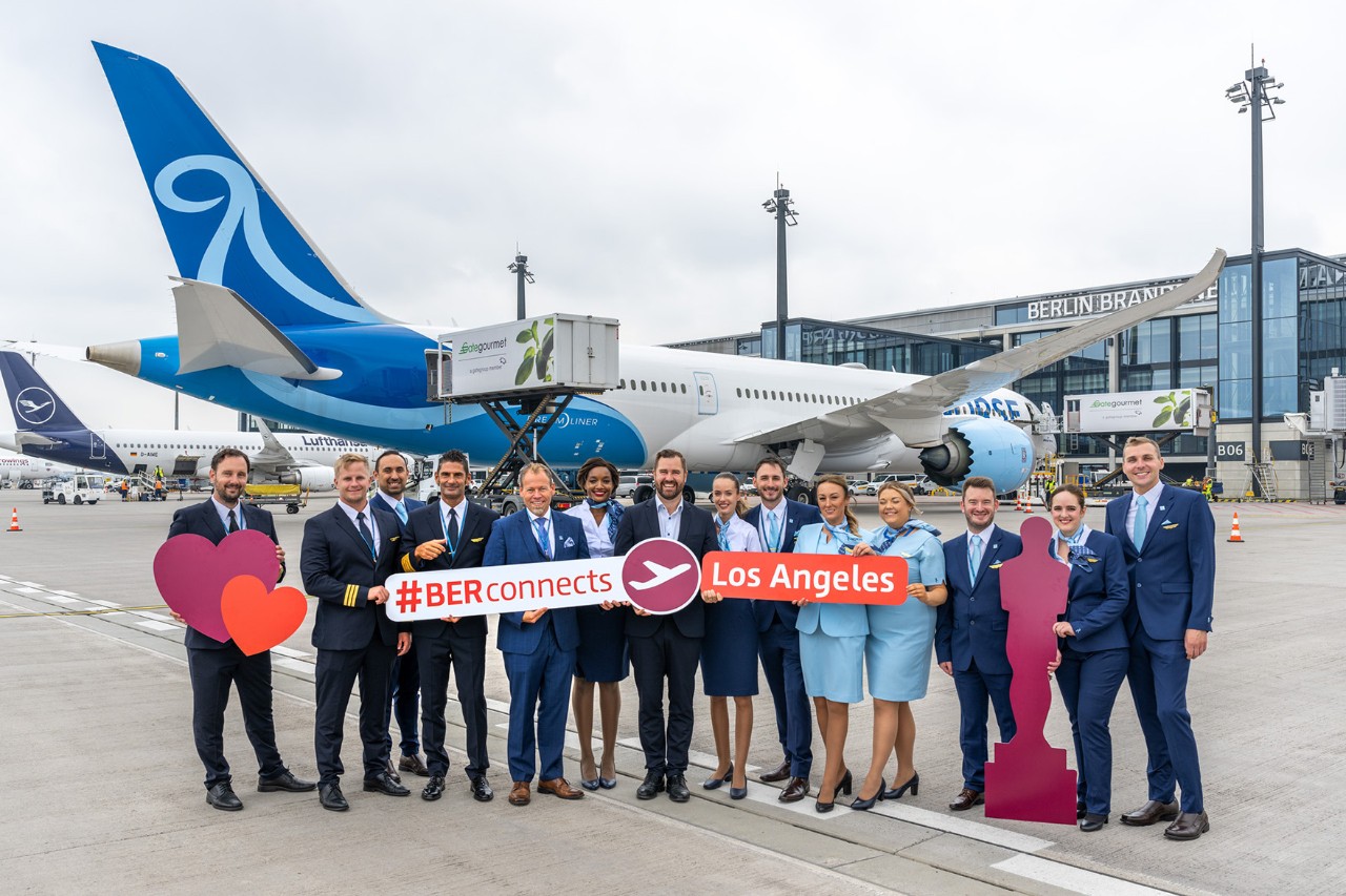 Norse Atlantic Airways is now connecting BER with Los Angeles in the USA. Thom-Arne Norheim, COO Norse (5th from left), and Thomas Hoff Andersson, COO FBB (7th from left), with the crew of the first flight. (c) Günter Wicker / Flughafen Berlin Brandenburg GmbH