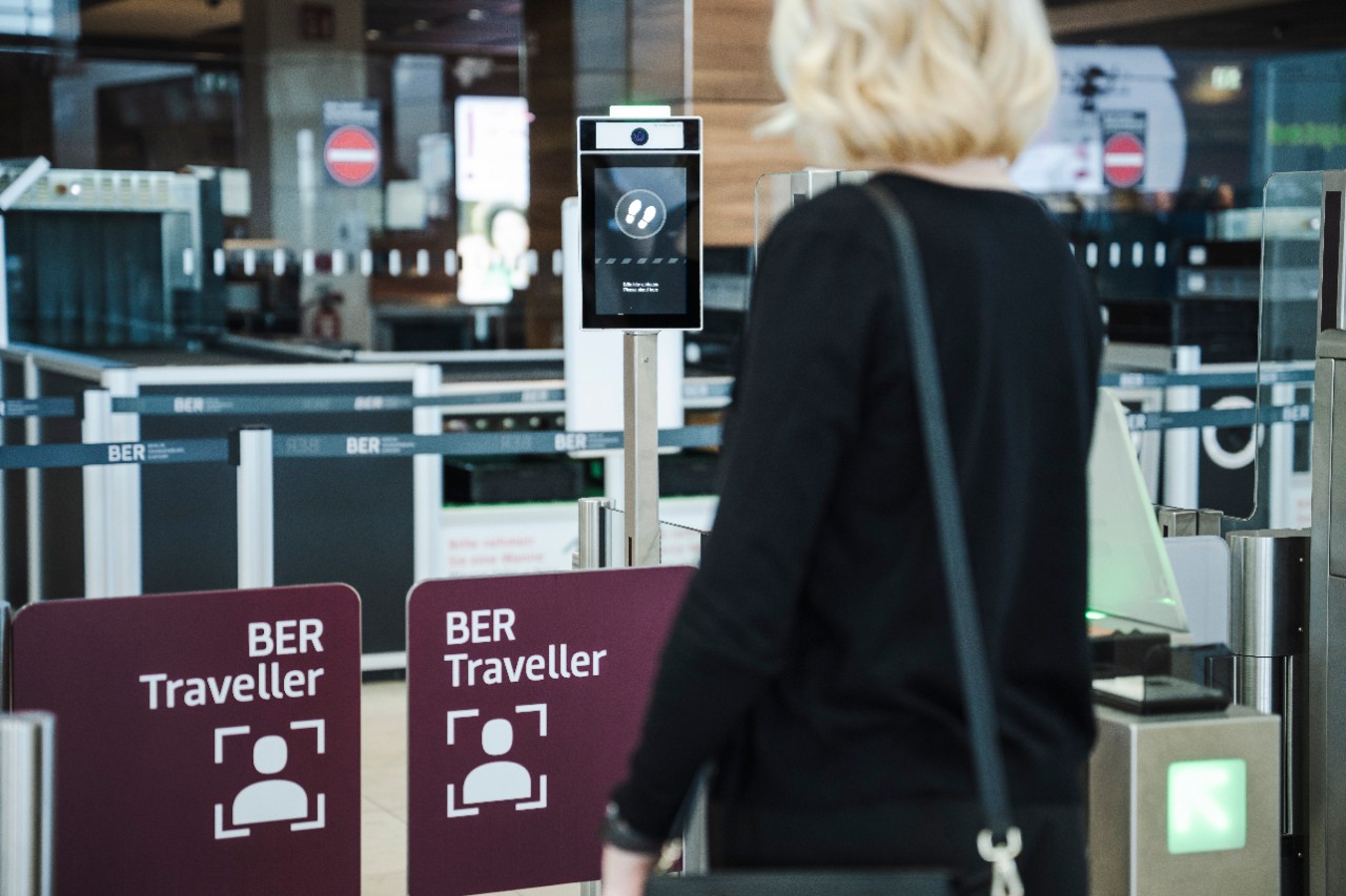 Traveller before accessing the security checkpoint ©Ekaterina Zershchikova / Flughafen Berlin Brandenburg GmbH