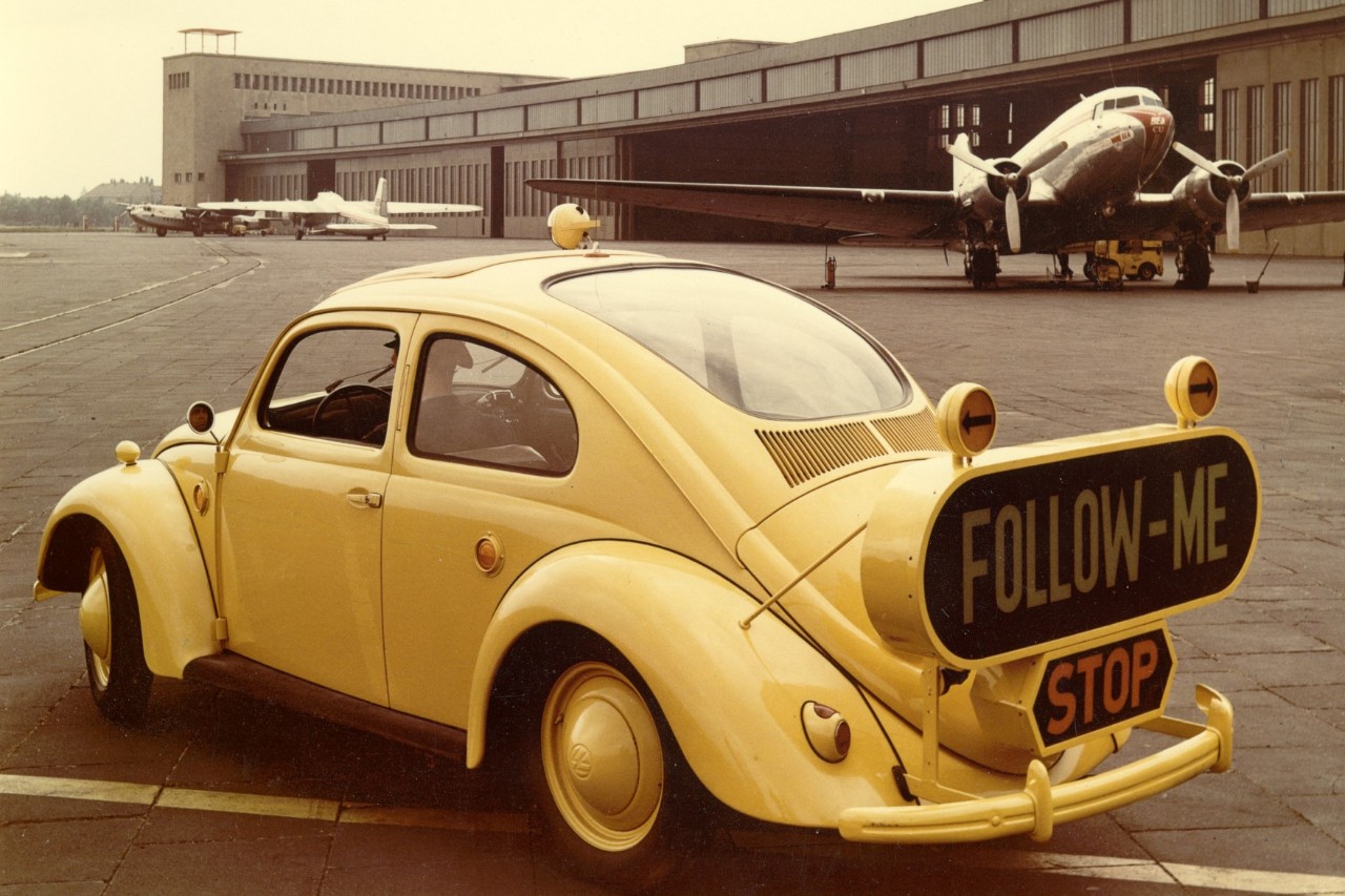 Small yellow car with "Follow me" written on the back © Archiv/Flughafen Berlin Brandenburg GmbH