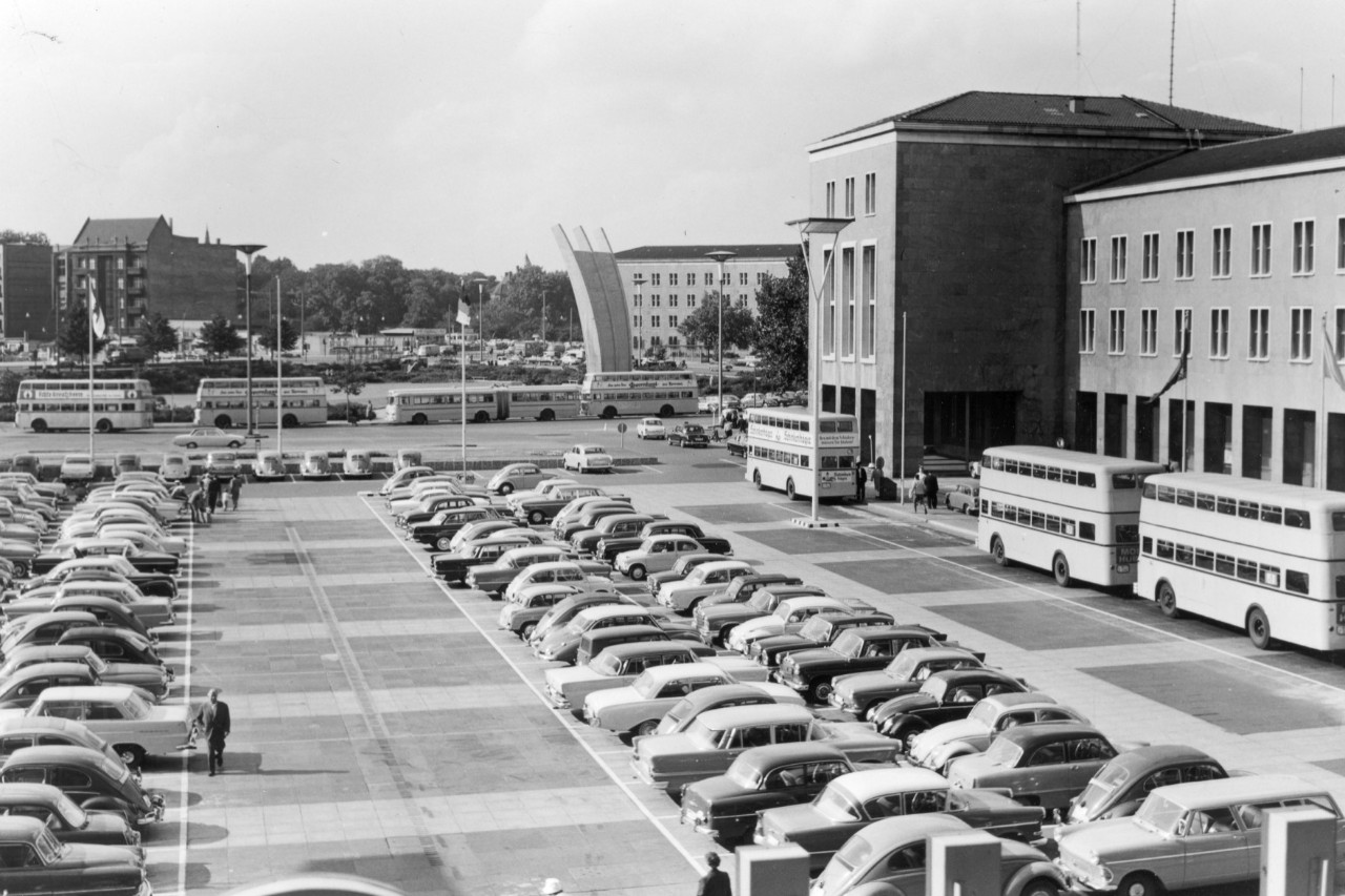 View of the courtyard of honour at Tempelhof Airport in 1962 © Archiv/Flughafen Berlin Brandenburg GmbH