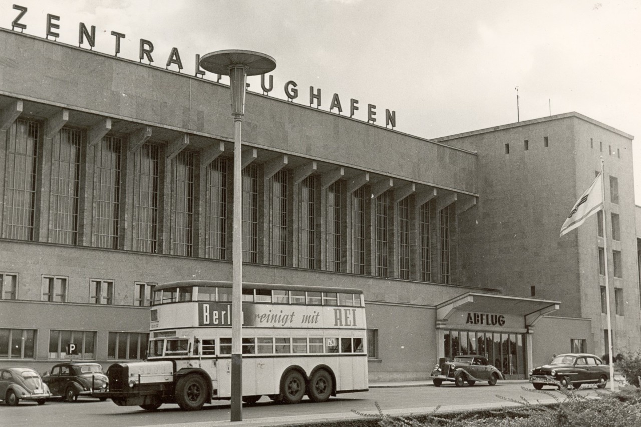 Old departure from outside Tempelhof Airport © Archiv/Flughafen Berlin Brandenburg GmbH