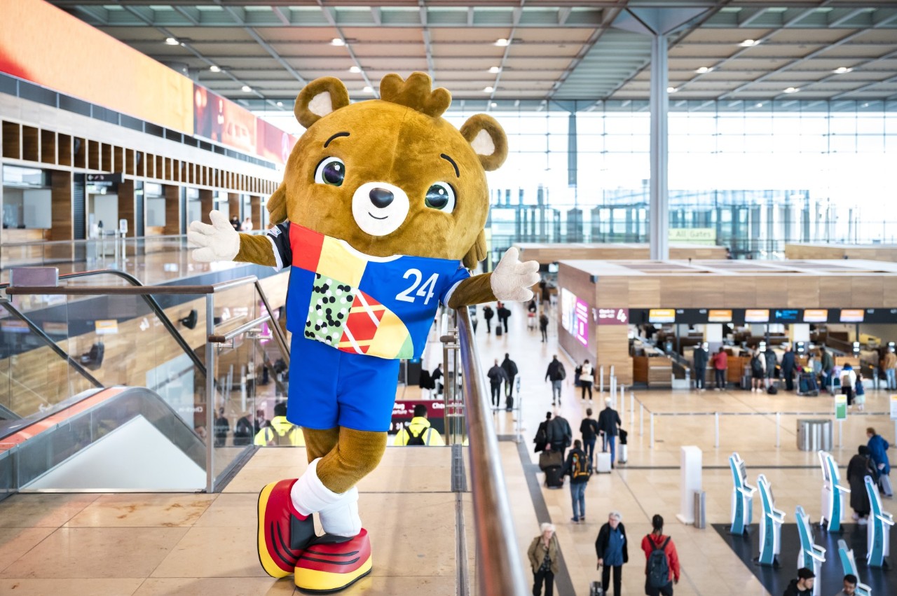 The UEFA EURO 2024 mascot, Albärt, at BER.
