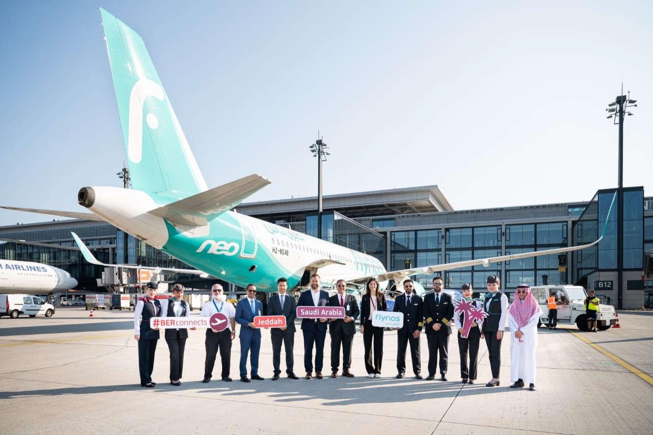 Group picture in front of an aircraft of the airline flynas