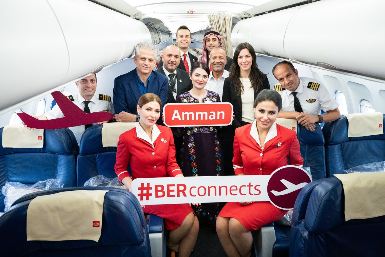 Crewmitglieder in Flugzeuggang mit Schildern in der Hand
