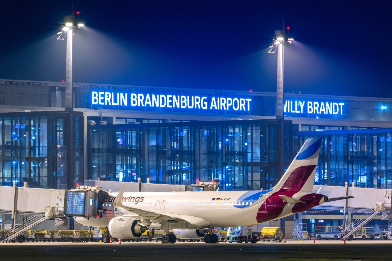 Ein Flugzeug der Fluggesellschaft Eurowings steht am Terminal des Flughafens BER 