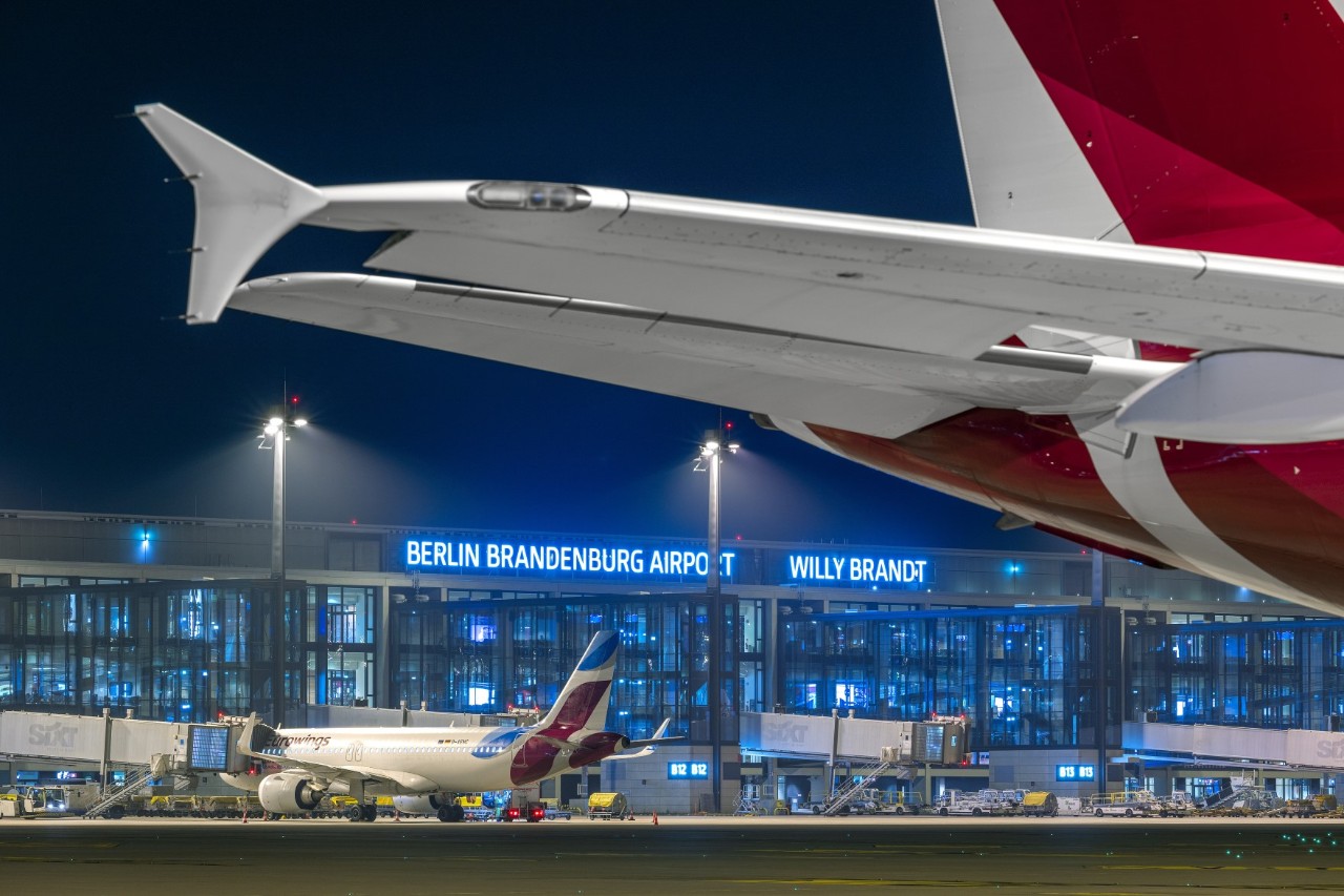 Ein Flugzeug der Fluggesellschaft Eurowings steht am Terminal des Flughafens BER 
