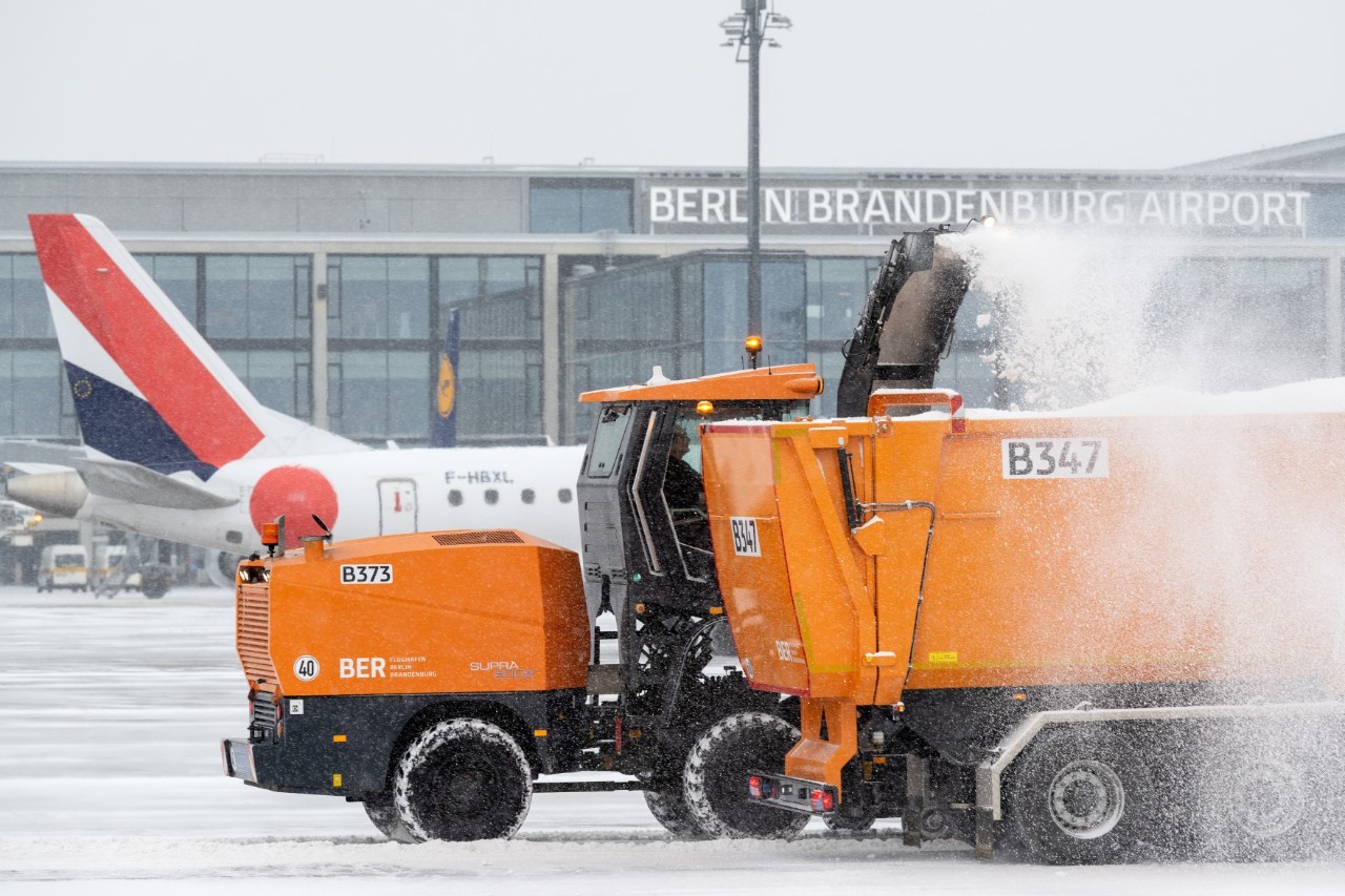 Winter service on the apron at BER